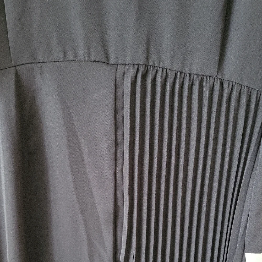 Karen Millen Black and Cream Asymmetrical Dress - Picture 5 of 5
